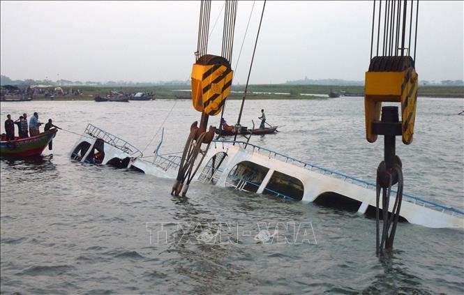 Lực lượng cứu hộ trục vớt phà chìm trên sông Meghna ở huyện Munshiganj, cách thủ đô Dhaka, Bangladesh khoảng 50km về phía nam. (Ảnh tư liệu: AFP/TTXVN)