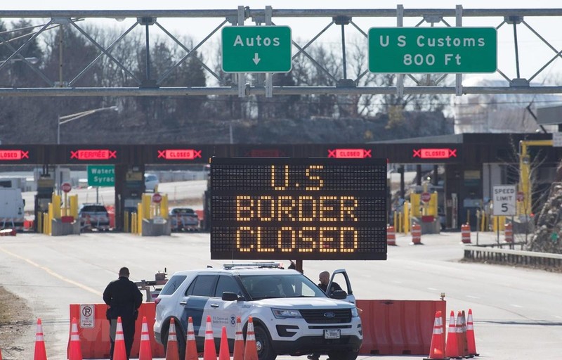 Khu vực biên giới Mỹ-Canada đóng cửa tại cửa khẩu ở Lansdowne, tỉnh Ontario (Canada) do dịch Covid-19 lây lan mạnh, ngày 22/3/2020. (Ảnh: AFP/TTXVN)