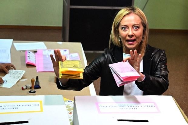 Lãnh đạo đảng Anh em Italia (FdI), bà Giorgia Meloni, bỏ phiếu bầu cử tại Rome, ngày 25/9/2022. (Ảnh: AFP/TTXVN)