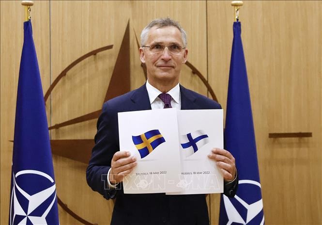 Tổng Thư ký Tổ chức Hiệp ước Bắc Đại Tây Dương (NATO) Jens Stoltenberg công bố đơn xin gia nhập NATO của Phần Lan và Thụy Điển, tại Brussels (Bỉ), ngày 18/5/2022. (Ảnh minh họa: AFP/TTXVN)