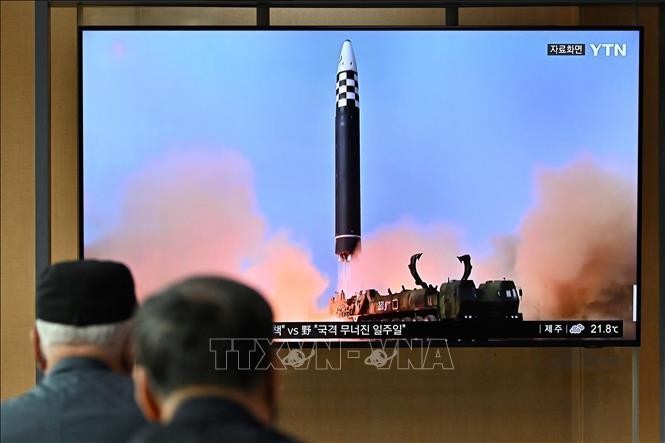 Người dân theo dõi qua truyền hình tại nhà ga Seoul (Hàn Quốc) về 1 vụ phóng thử tên lửa của Triều Tiên, ngày 25/9/2022. (Ảnh: AFP/TTXVN)