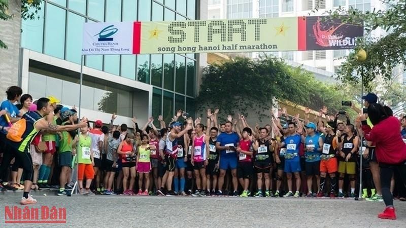 Đông đảo người dân và các vận động viên trong và ngoài nước đã nhiệt tình tham gia hưởng ứng cuộc chạy bán marathon Run4WildlifeHN hằng năm, nhằm kêu gọi hành động bảo vệ động vật hoang dã. (Ảnh: TRUNG HƯNG)