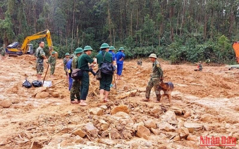 Hiện trường các lực lượng cứu hộ, cứu nạn tìm kiếm những người mất tích trong vụ sạt lở đất tại khu vực Tiểu khu 67, Trạm Kiểm lâm sông Bồ, huyện Phong Ðiền, tỉnh Thừa Thiên Huế. (Ảnh: CÔNG HẬU) 