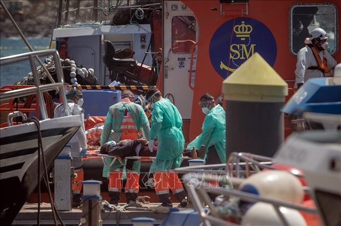 Lực lượng cứu hộ khẩn cấp trợ giúp người di cư sau khi được giải cứu ở ngoài khơi quần đảo Canary, Tây Ban Nha, ngày 26/3/2021. (Ảnh minh họa: AFP/TTXVN)