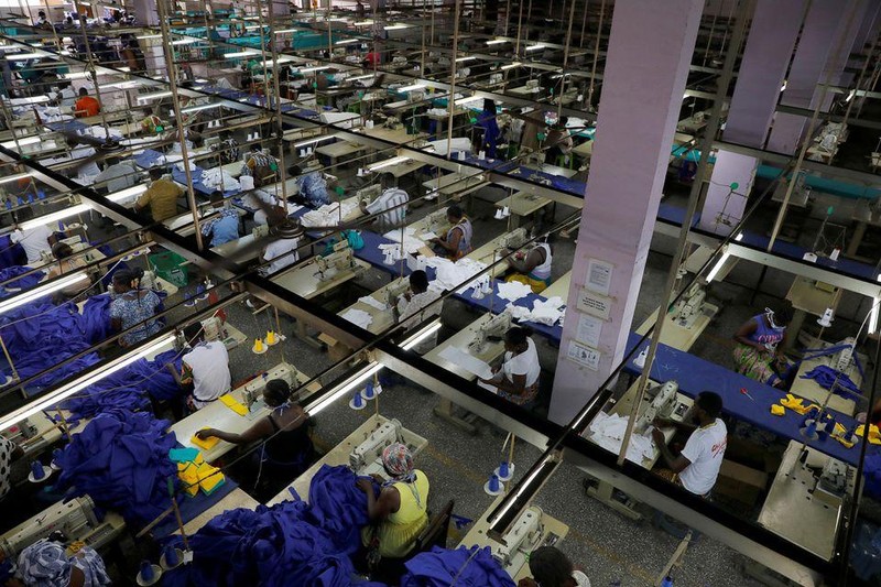 Công nhân làm việc tại xưởng sản xuất đồ bảo hộ cá nhân cho nhân viên y tế tuyến đầu chống dịch Covid-19, ở Accra, Ghana, ngày 10/4/2020. (Ảnh minh họa: Reuters)