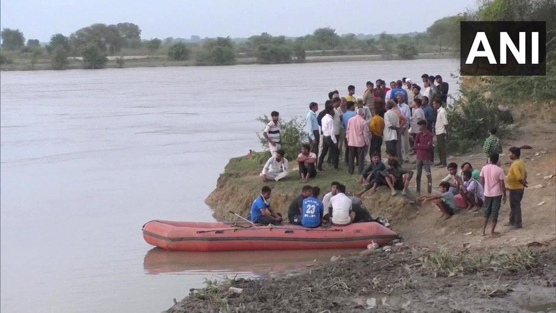 Đội cứu hộ tìm kiếm những nạn nhân còn mất tích trong trận lũ quét trên sông Mal ở huyện Jalpaiguri, bang Tây Bengal, Ấn Độ, ngày 6/10/2022. (Ảnh: ANI)