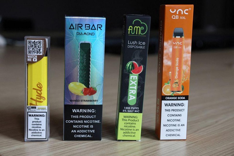 Một số sản phẩm thuốc lá điện tử dùng 1 lần có hương vị. (Ảnh minh họa: Reuters)