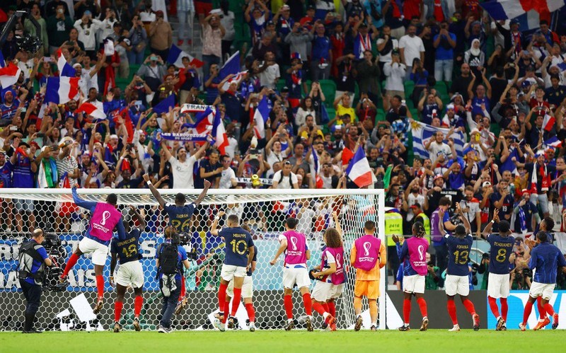 Các cầu thủ Pháp ăn mừng lọt vào tứ kết World Cup 2022. (Ảnh: Reuters)