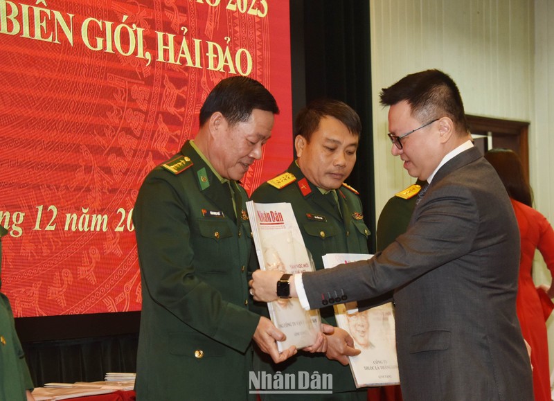 Tổng Biên tập Báo Nhân Dân Lê Quốc Minh trao tặng báo Xuân cho đại diện các đơn vị nhận báo. (Ảnh: TRẦN HẢI)