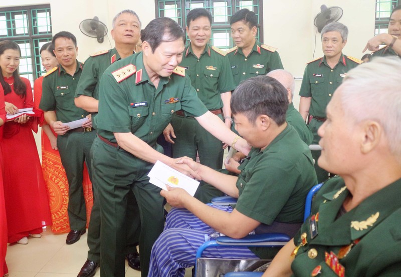 Thượng tướng Nguyễn Tân Cương thăm, tặng quà tại Trung tâm thương binh Duy Tiên.