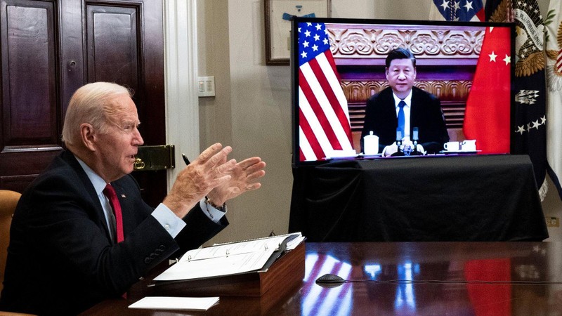 Tổng thống Mỹ Joe Biden (trái) và Chủ tịch Trung Quốc Tập Cận Bình trong cuộc họp trực tuyến ngày 15/11/2021. (Ảnh: nytimes.com)