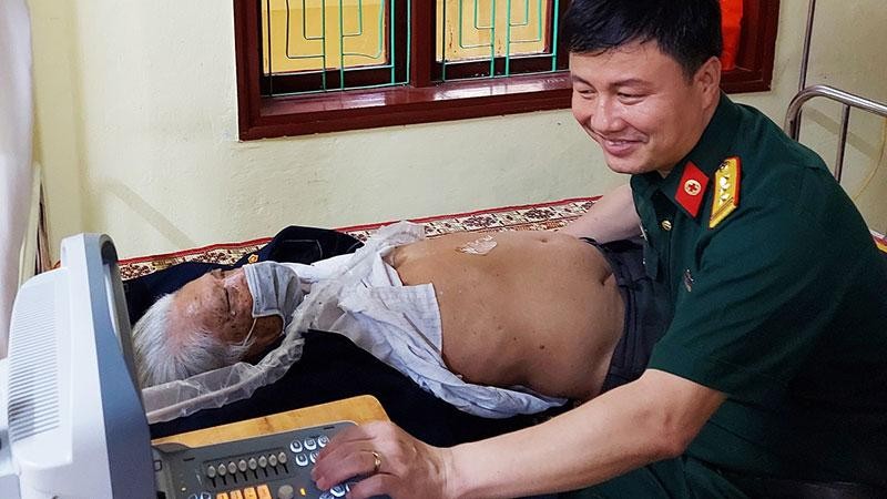 Bác sĩ Nguyễn Xuân Thành siêu âm cho người cao tuổi ở huyện Quảng Ninh, tỉnh Quảng Bình.