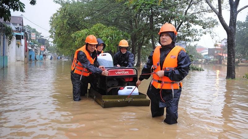 Viettel hỗ trợ người dân các tỉnh chịu ảnh hưởng bão Noru