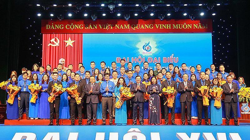 Các đồng chí Lãnh đạo Đảng, Nhà nước, Trung ương Đoàn và Thủ đô tặng hoa chúc mừng Ban Chấp hành Đoàn thanh niên thành phố Hà Nội khóa XVI, nhiệm kỳ 2022-2027.