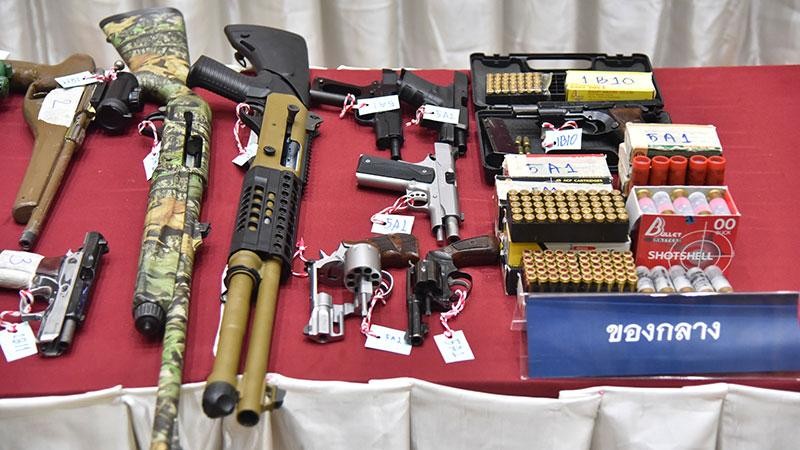 Một số vũ khí bất hợp pháp cảnh sát thu giữ trong các đợt vây ráp. (Ảnh: Bưu điện Bangkok)