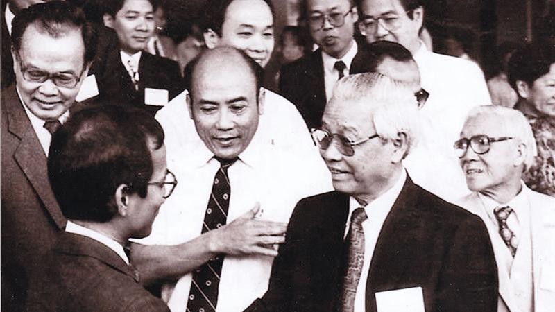 Thủ tướng Võ Văn Kiệt trao đổi thân mật với các trí thức Việt kiều. (Ảnh: Tư liệu gia đình)