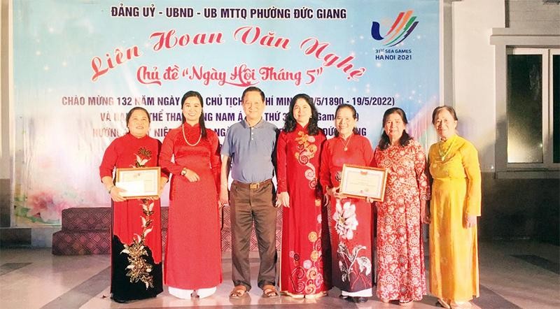 Bà Trần Thị Loát (thứ ba từ phải sang) cùng ông Hoàng Long Xuyên được trao thưởng khi tham gia Liên hoan Văn nghệ tại phường Đức Giang.