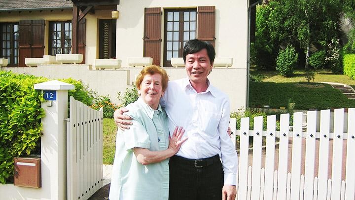 Bà Raymonde Dien chụp ảnh kỷ niệm với người bạn Việt Nam trước ngôi nhà tại thị trấn Vouvray.
