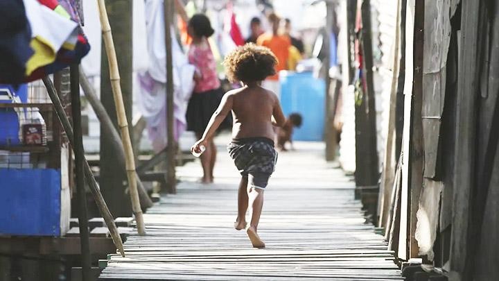 Nhiều đứa trẻ được sinh ra ở Papua New Guinea nhưng không có giấy khai sinh. Ảnh: THE GUARDIAN