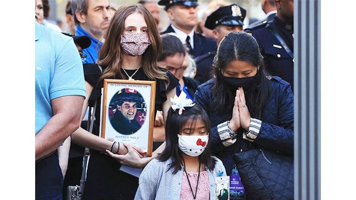 Gia đình các nạn nhân tham gia lễ tưởng niệm. Ảnh: NPR