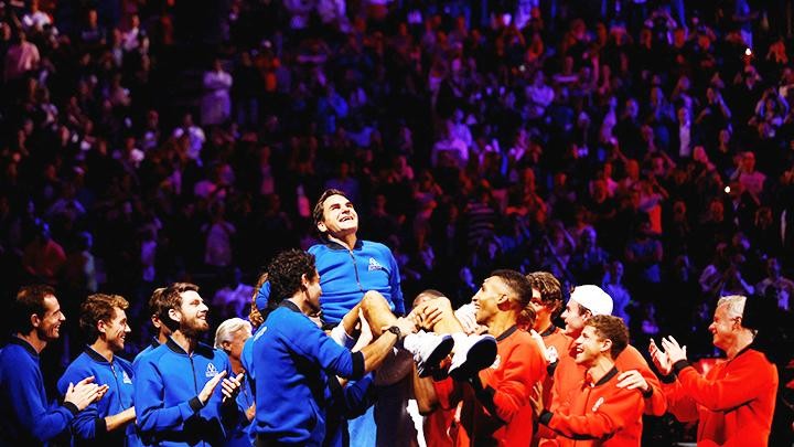 Roger Federer được các đồng nghiệp tôn vinh sau trận thi đấu cuối cùng trong sự nghiệp tại Laver Cup 2022.