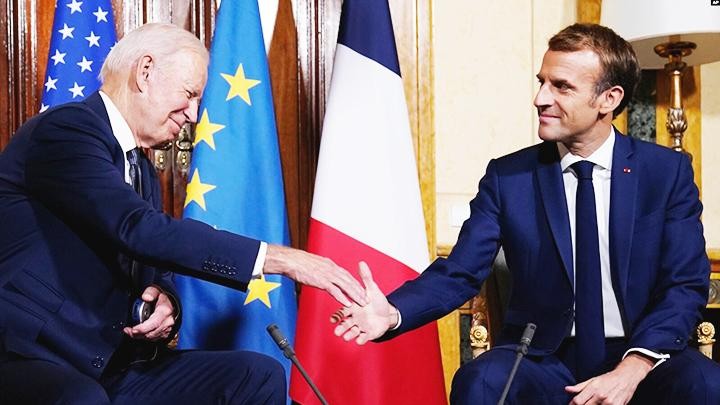 Tổng thống Pháp Macron gặp người đồng cấp Mỹ Biden vào tháng 10/2021. Ảnh: CNN