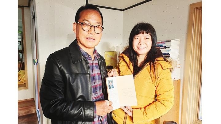 Nghệ sĩ Kim Yoo-je tặng tập thơ cho tác giả, nhà văn Kiều Bích Hậu.