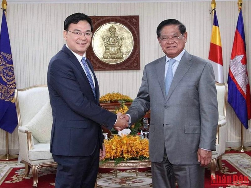 Thứ trưởng Ngoại giao Phạm Quang Hiệu chào xã giao Phó Thủ tướng, Bộ trưởng Nội vụ Campuchia Samdech Krolahom Sar Kheng.