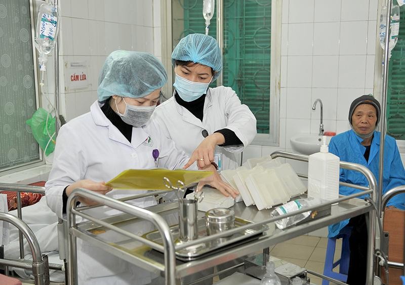 Nhân viên y tế cấp phát thuốc cho bệnh nhân tại Bệnh viện đa khoa Đức Giang (Hà Nội). Ảnh: Anh Sơn