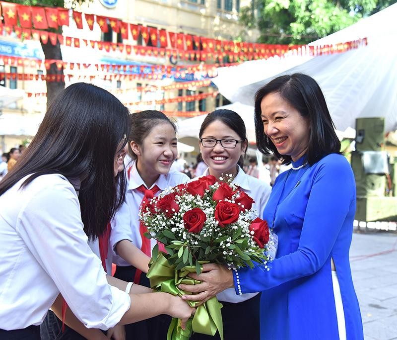 Học sinh Trường THCS Trưng Vương, quận Hoàn Kiếm (Hà Nội) chúc mừng cô giáo nhân Ngày Nhà giáo Việt Nam 20/11. Ảnh: Nguyễn Đăng