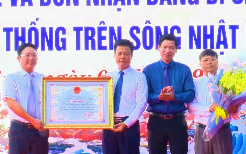 Huyện Quảng Ninh nhận Bằng công nhận di sản văn hóa phi vật thể quốc gia lễ hội đua thuyền truyền thống trên sông Nhật Lệ. 