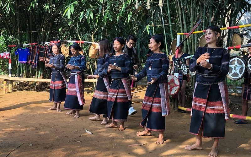 Trình diễn dân vũ tại Làng Văn hóa-Du lịch các dân tộc Việt Nam.