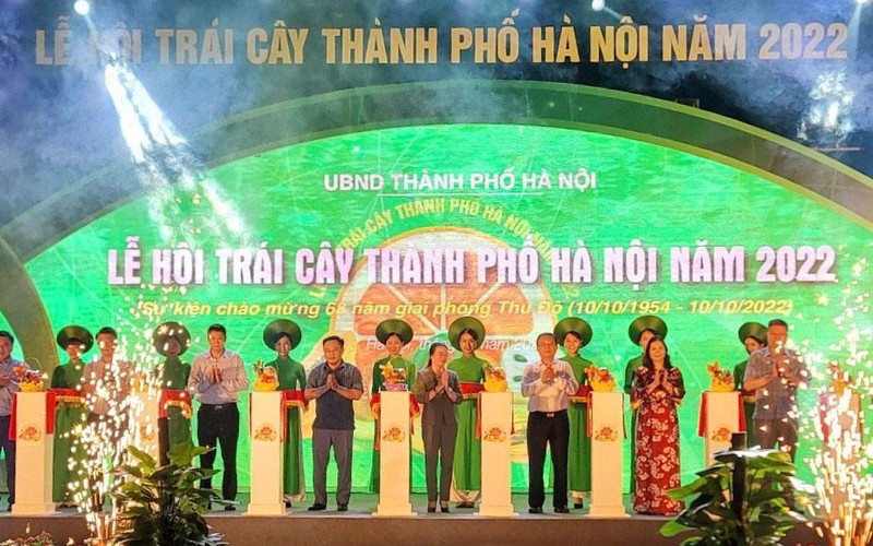 Các đại biểu cắt băng khai mạc Lễ hội trái cây thành phố Hà Nội năm 2022.