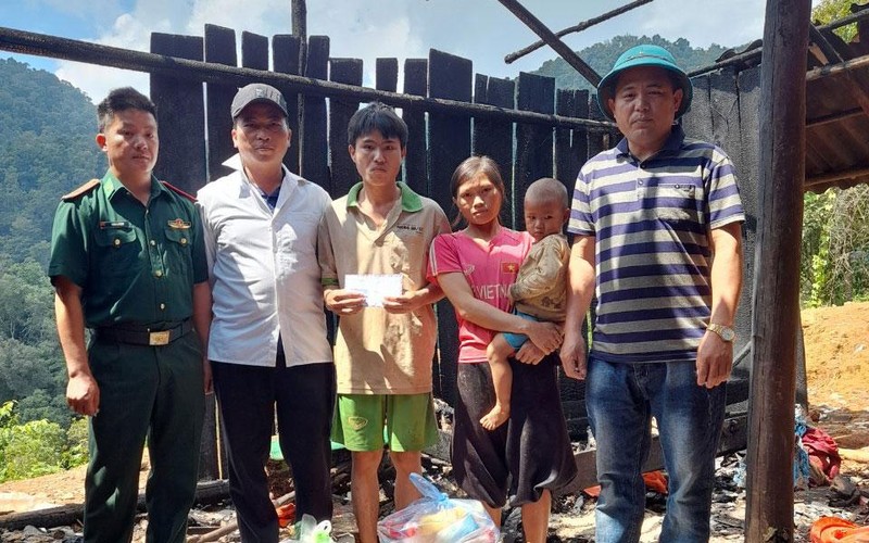 Cán bộ Đồn Biên phòng và chính quyền xã Mường Cai động viên thăm hỏi gia đình anh Sồng A Vông.