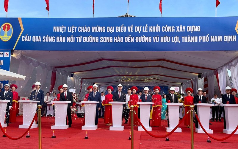 Các đại biểu bấm nút khởi công Dự án xây dựng cầu qua sông Đào trên địa bàn thành phố Nam Định.