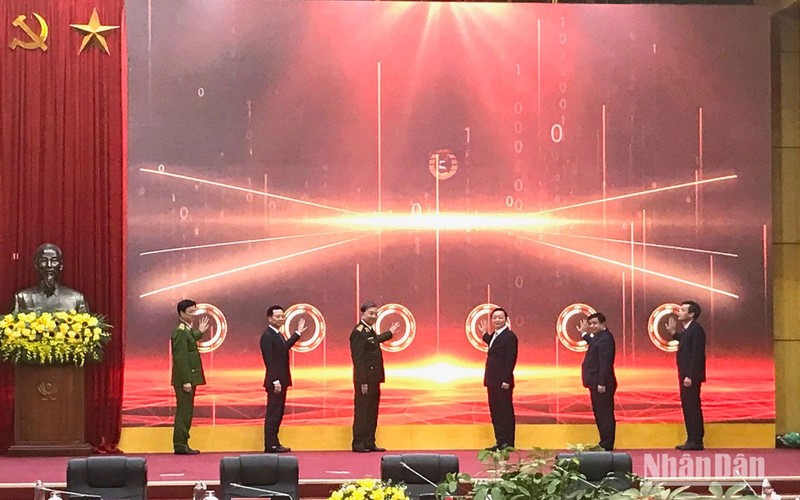 Đại tướng Tô Lâm, Bộ trưởng Công an, Bộ trưởng Tài nguyên và Môi trường Trần Hồng Hà và các đại biểu tham gia ấn nút kết nối cơ sở dữ liệu.