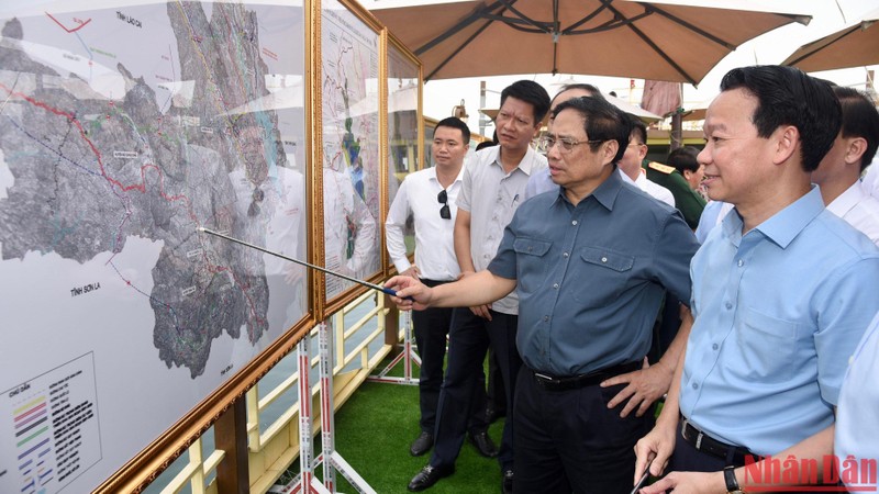 Thủ tướng Phạm Minh Chính khảo sát đồ án quy hoạch chung xây dựng khu du lịch quốc gia hồ Thác Bà.