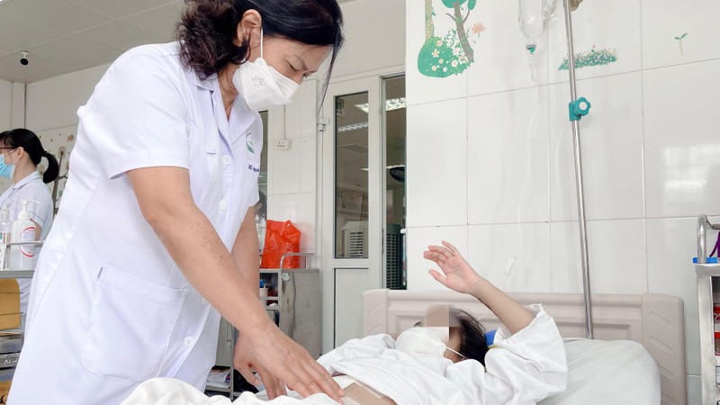 TS, BS Nguyễn Việt Hoa - Trưởng khoa Phẫu thuật Nhi và Trẻ sơ sinh thăm khám cho bệnh nhân.