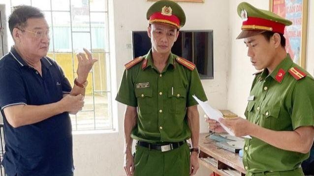 Công an tống đạt quyết định khởi tố, bắt tạm giam ông Phạm Văn Hải.