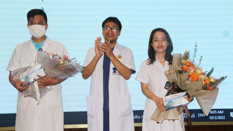 TS Nguyễn Công Hựu, Giám đốc Bệnh viện E chúc mừng 2 bác sĩ trẻ hoàn thành nhiệm vụ.