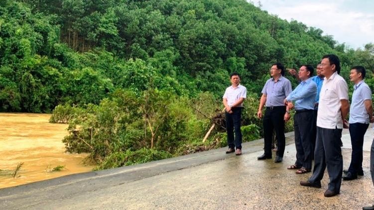 Các thành viên đoàn công tác của tỉnh Thanh Hóa kiểm tra khu vực tràn Cư Dụ trên Đường tỉnh 519B còn bị ngập.