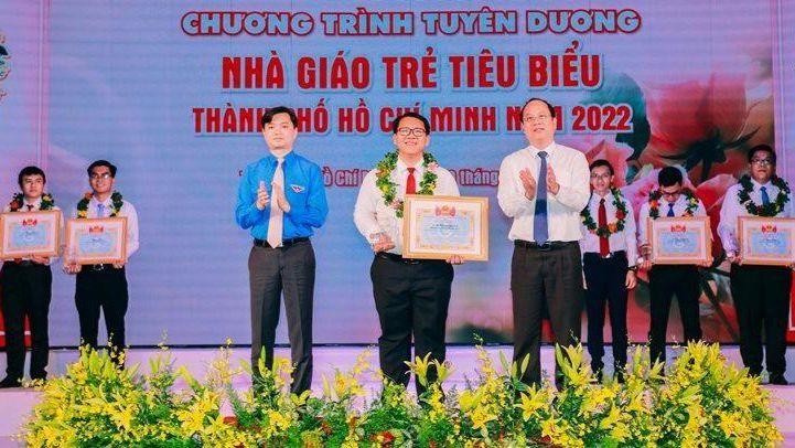 Lãnh đạo Trung ương Đoàn và Thành ủy Thành phố Hồ Chí Minh trao giải thưởng cho Nhà giáo trẻ tiêu biểu Thành phố Hồ Chí Minh. (Ảnh: THÀNH ĐẠT).
