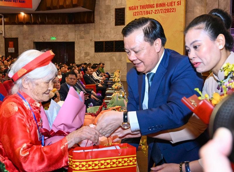Bí thư Thành ủy Đinh Tiến Dũng thăm hỏi, tặng quà Mẹ Việt Nam Anh hùng tại hội nghỊ.