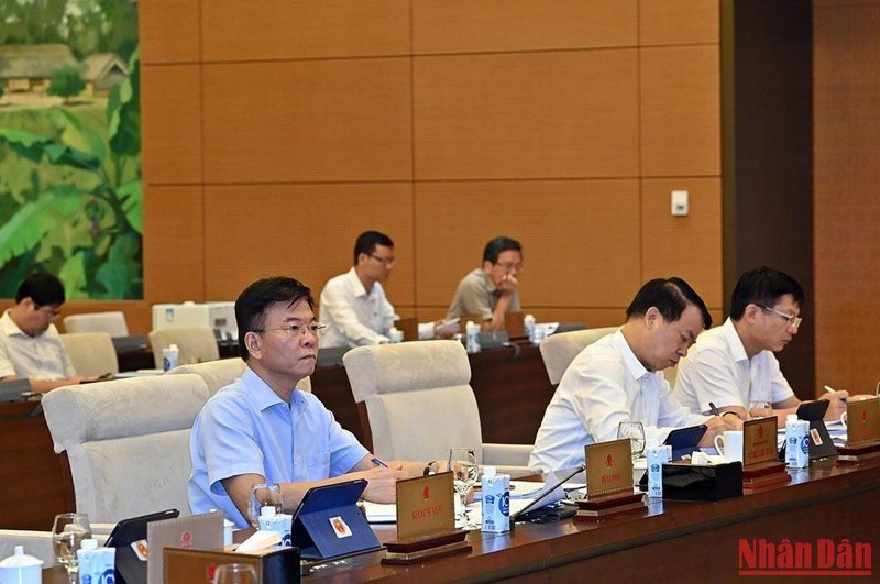Bộ trưởng Tư pháp Lê Thành Long và các đại biểu dự phiên họp. 