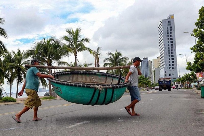 Ngư dân Đà Nẵng chủ động di chuyển thuyền thúng vào sâu đất liền để tránh bão Noru. (Ảnh: Trần Lê Lâm/TTXVN)