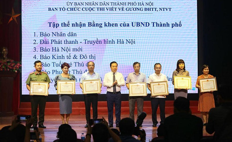 Phó Chủ tịch Ủy ban nhân dân thành phố Hà Nội Chử Xuân Dũng trao Bằng khen của Ủy ban nhân dân thành phố Hà Nội cho các cơ quan báo chí tích cực tham gia cuộc thi.