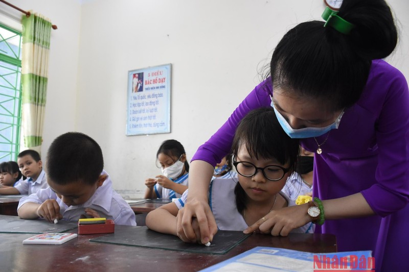 Cô và trò Trường tiểu học Nguyễn Văn Trỗi (quận Liên Chiểu, thành phố Đà Nẵng) trong giờ học Tiếng Việt.