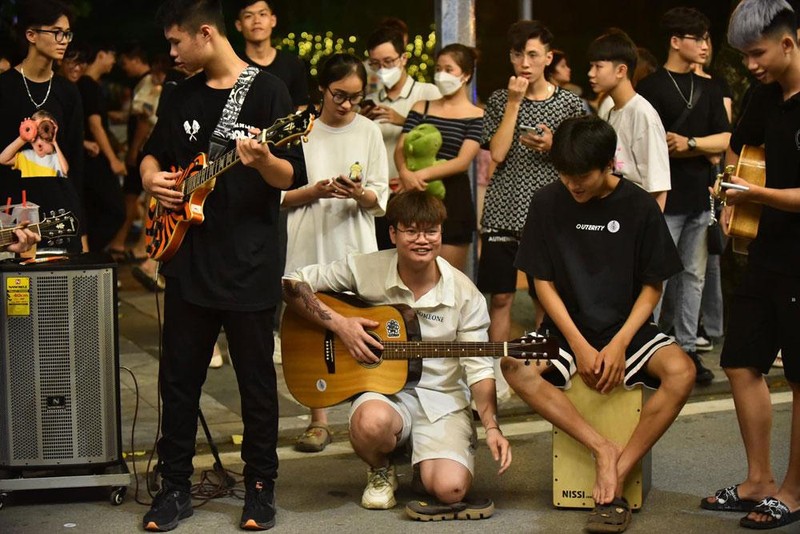 Các bạn trẻ biểu diễn âm nhạc trên phố đi bộ thành cổ Sơn Tây.