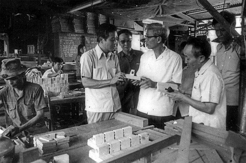 Bí thư Thành ủy TP Hồ Chí Minh Võ Văn Kiệt đến thăm một số cơ sở sản xuất đồ chơi và học cụ cho trẻ em, ngày 25/5/1979. (Ảnh tư liệu)