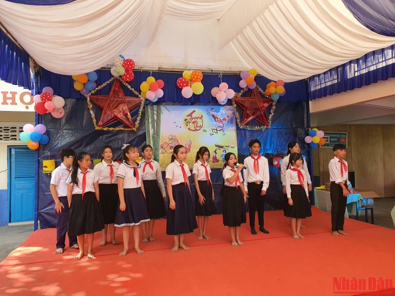 Học sinh Trường tiểu học Hữu nghị Khmer-Việt Nam Tân Tiến biểu diễn văn nghệ.